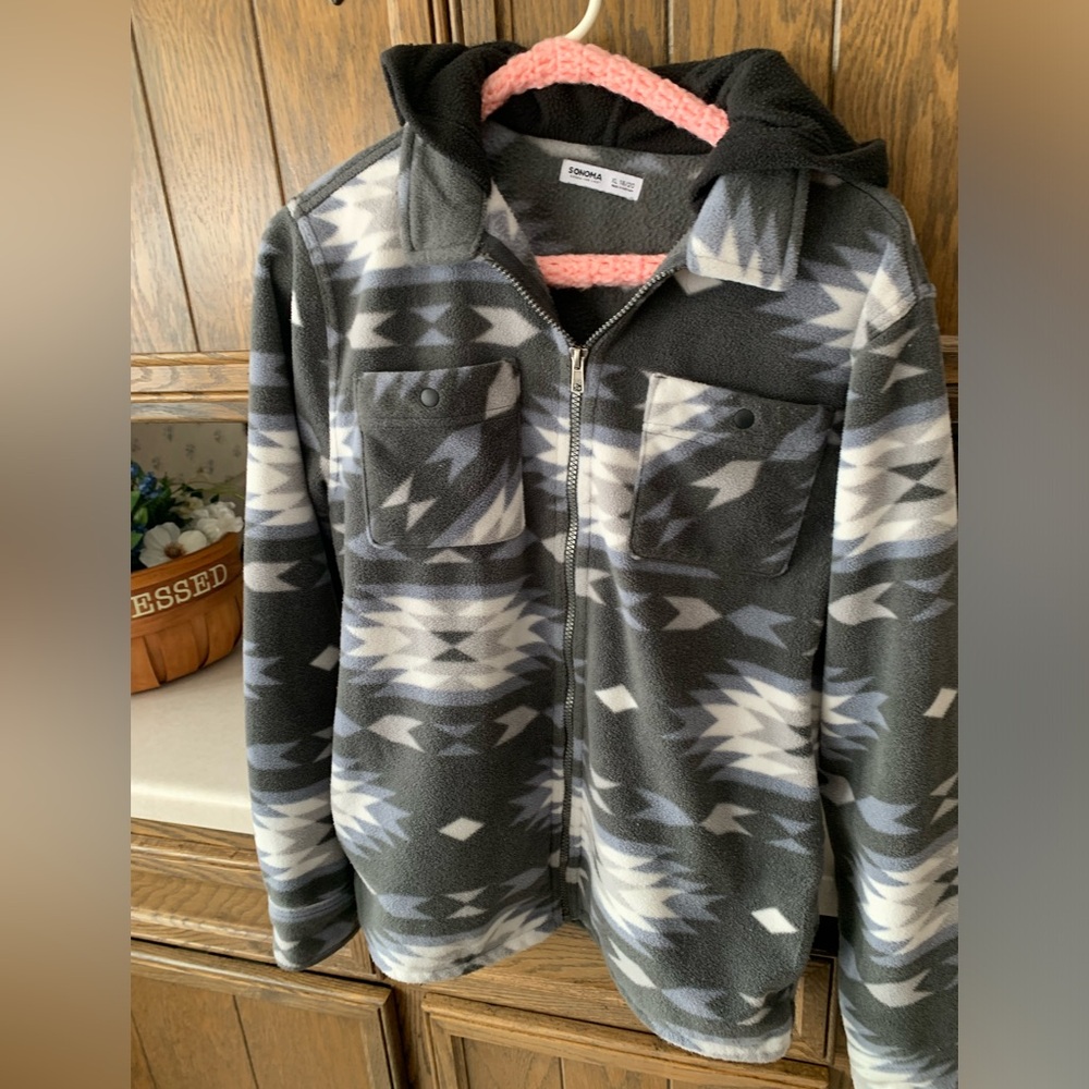 NWOT Gray and White Patterned Zip-Up Jacket button sleeves soft and warm w/hood